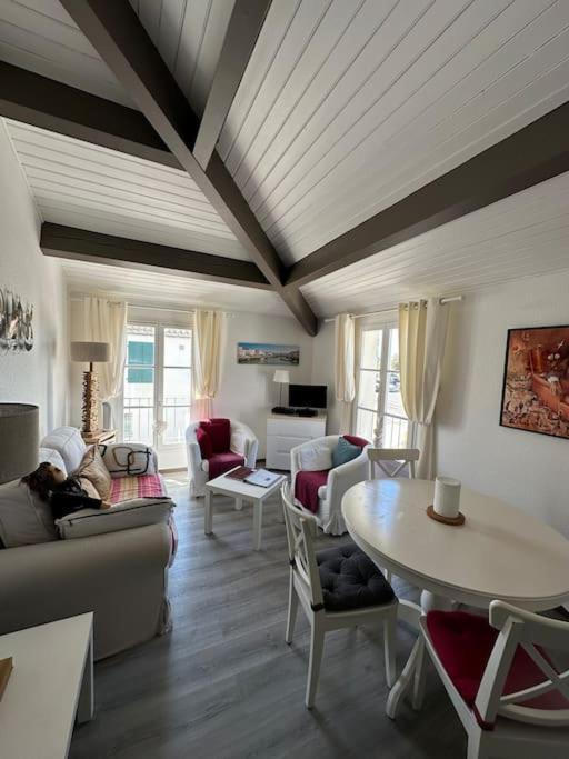 St Martin With Aircon, Car Park & Swimming Pool Across Street,access To Shared Garden Area *